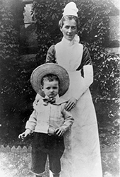 Edith Cavell avec un enfant, c. 1904